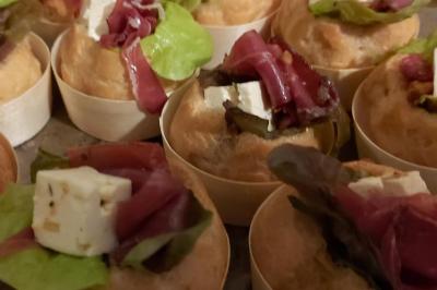 Bagels au sésame garnis de fromage frais, de légumes verts et d'herbes, disposés sur un plateau.