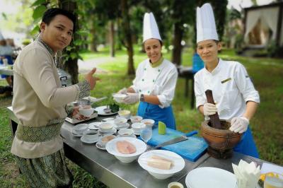 Bagels au sésame garnis de fromage frais, de légumes verts et d'herbes, disposés sur un plateau.
