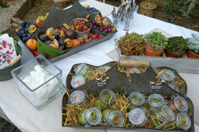 Bagels au sésame garnis de fromage frais, de légumes verts et d'herbes, disposés sur un plateau.