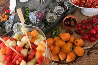 Bagels au sésame garnis de fromage frais, de légumes verts et d'herbes, disposés sur un plateau.