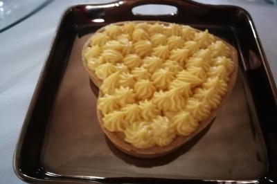 Bagels au sésame garnis de fromage frais, de légumes verts et d'herbes, disposés sur un plateau.