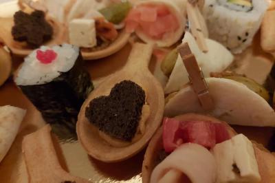 Bagels au sésame garnis de fromage frais, de légumes verts et d'herbes, disposés sur un plateau.