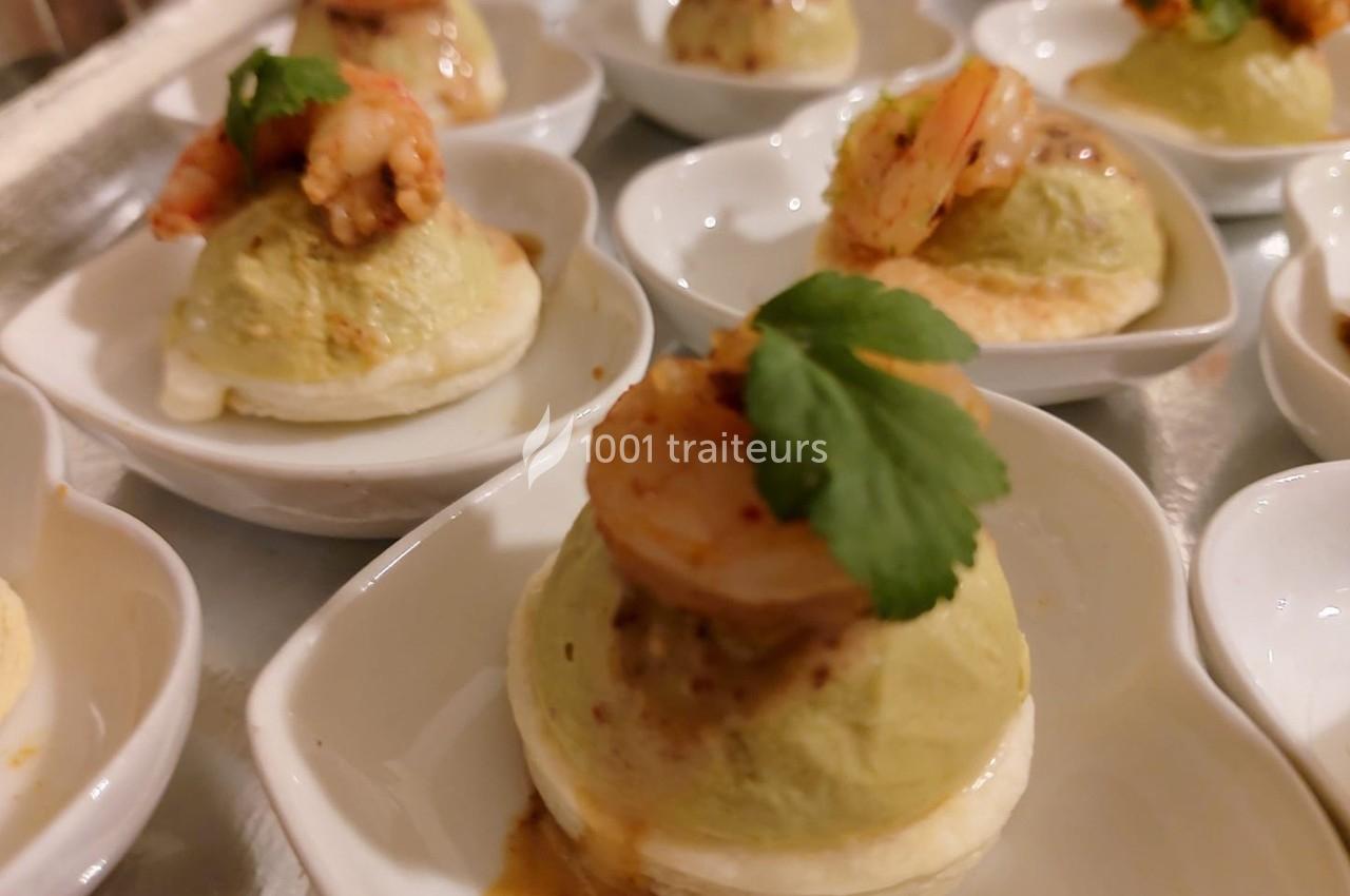 Bouchées apéritives composées de mousse verte, crevettes et coriandre, présentées dans des coupelles individuelles.