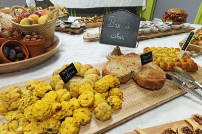 Assortiment de bouchées apéritives variées, incluant sushis, toasts et mini-brochettes, présenté sur un plateau.