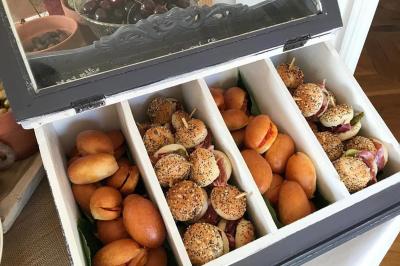 Assortiment de bouchées apéritives variées, incluant sushis, toasts et mini-brochettes, présenté sur un plateau.