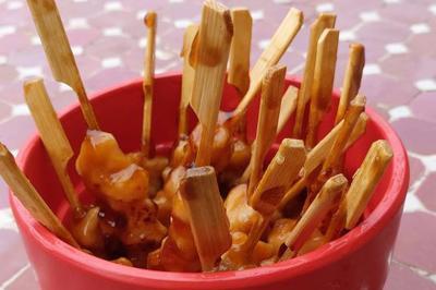 Assortiment de bouchées apéritives variées, incluant sushis, toasts et mini-brochettes, présenté sur un plateau.
