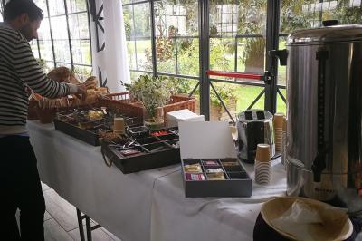 Assortiment de bouchées apéritives variées, incluant sushis, toasts et mini-brochettes, présenté sur un plateau.