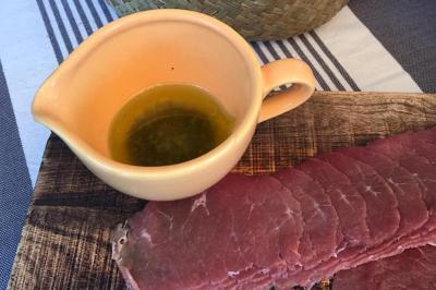 Assortiment de bouchées apéritives variées, incluant sushis, toasts et mini-brochettes, présenté sur un plateau.