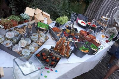 Assortiment de bouchées apéritives variées, incluant sushis, toasts et mini-brochettes, présenté sur un plateau.