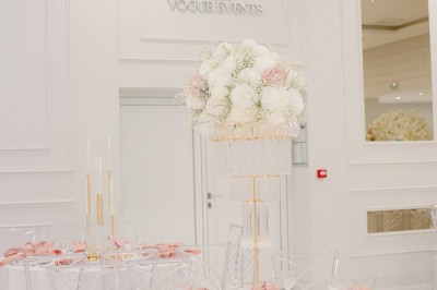 Parking vide entouré d'arbres et de bâtiments sous un ciel bleu avec quelques nuages.