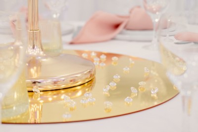 Parking vide entouré d'arbres et de bâtiments sous un ciel bleu avec quelques nuages.