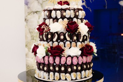 Parking vide entouré d'arbres et de bâtiments sous un ciel bleu avec quelques nuages.