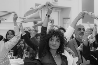 Parking vide entouré d'arbres et de bâtiments sous un ciel bleu avec quelques nuages.