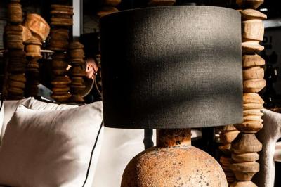 Tables en bois dressées avec des assiettes, des verres et des serviettes blanches dans une salle élégante.