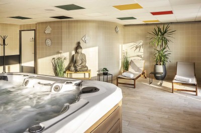 Miniature Espace détente Salle de bain moderne avec un lavabo en bois, un miroir éclairé et une baignoire d'angle sur un sol en bois.