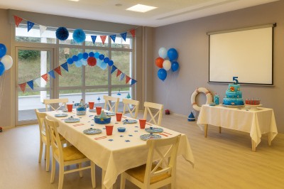 Miniature Salle Aigrette (idemTadorn et Cormoran) Salle de bain moderne avec un lavabo en bois, un miroir éclairé et une baignoire d'angle sur un sol en bois.