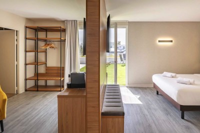 Miniature SUITE TERRASSE OFFERTE AUX MARIES Salle de bain moderne avec un lavabo en bois, un miroir éclairé et une baignoire d'angle sur un sol en bois.