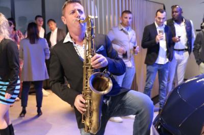 Deux artistes chantent et jouent de la musique en direct dans une ambiance lumineuse et chaleureuse.