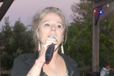 Deux artistes chantent et jouent de la musique en direct dans une ambiance lumineuse et chaleureuse.