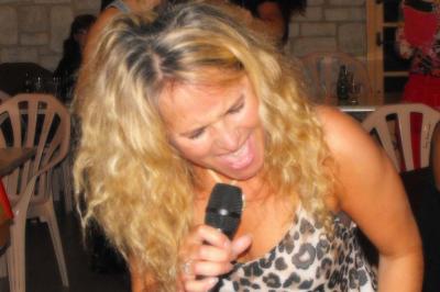 Deux artistes chantent et jouent de la musique en direct dans une ambiance lumineuse et chaleureuse.