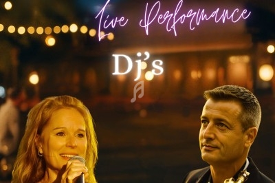 Deux artistes chantent et jouent de la musique en direct dans une ambiance lumineuse et chaleureuse.