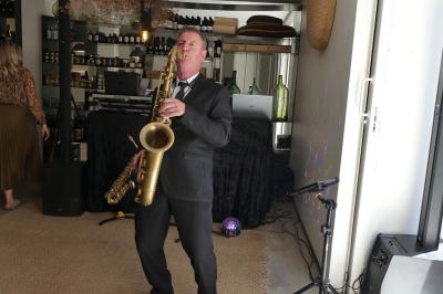 Deux personnes chantent et jouent de la musique en direct dans une ambiance nocturne éclairée par des lumières.