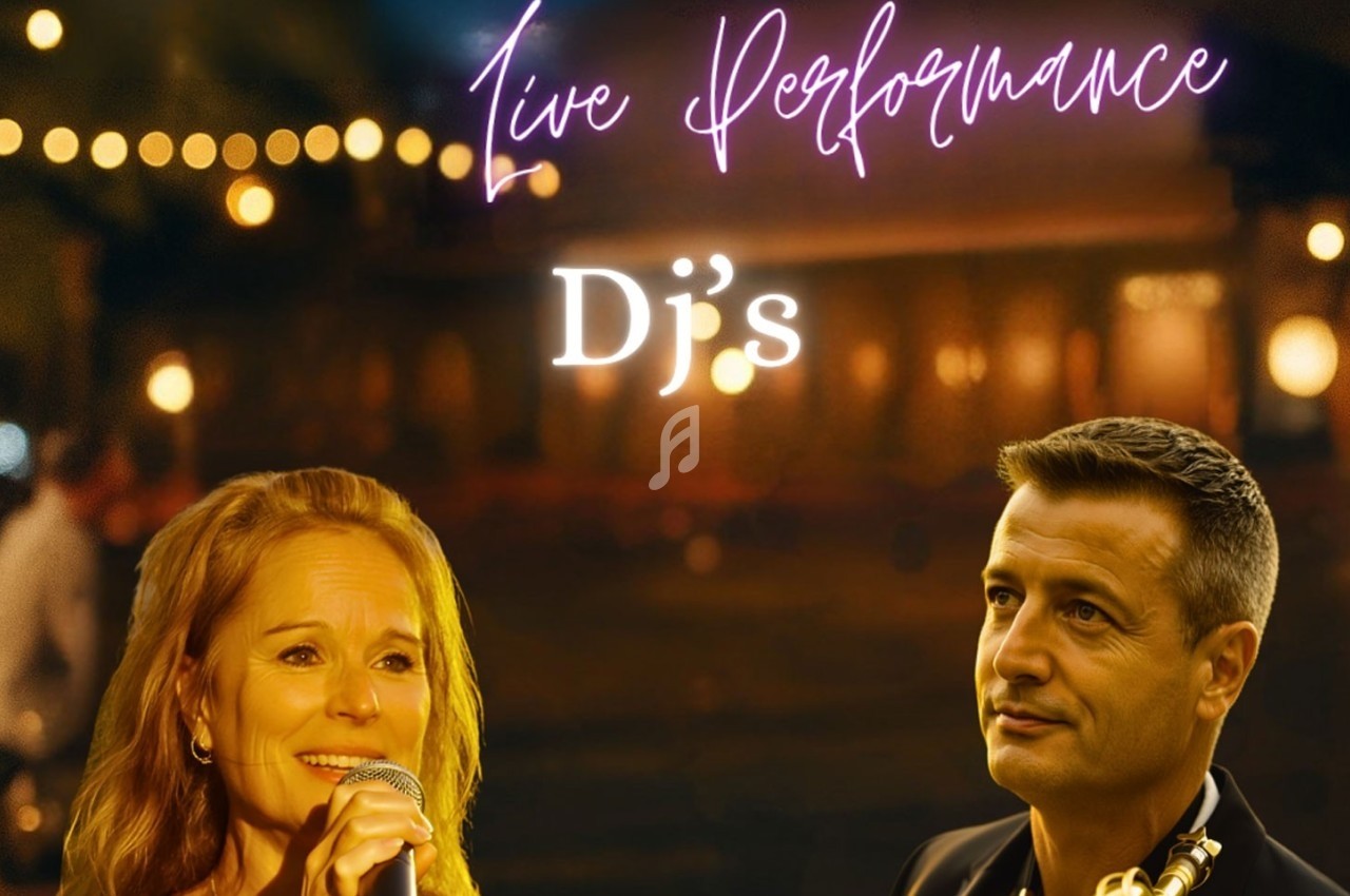 Deux personnes chantent et jouent de la musique en direct dans une ambiance nocturne éclairée par des lumières.