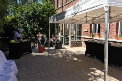 Roulés de crêpes garnis de saumon fumé, fromage frais et herbes, présentés avec des brins d'aneth.