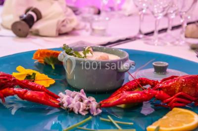 Roulés de crêpes garnis de saumon fumé, fromage frais et herbes, présentés avec des brins d'aneth.