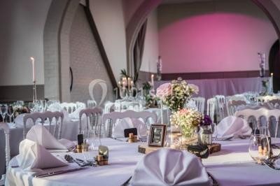 Roulés de crêpes garnis de saumon fumé, fromage frais et herbes, présentés avec des brins d'aneth.