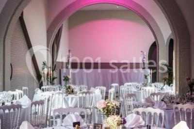 Roulés de crêpes garnis de saumon fumé, fromage frais et herbes, présentés avec des brins d'aneth.