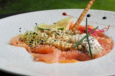Roulés de crêpes garnis de saumon fumé, fromage frais et herbes, présentés avec des brins d'aneth.