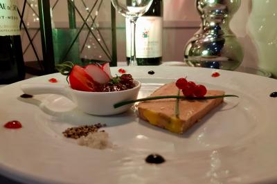 Roulés de crêpes garnis de saumon fumé, fromage frais et herbes, présentés avec des brins d'aneth.