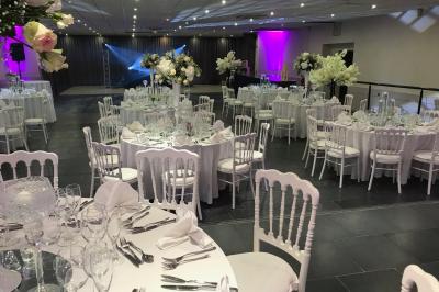 Roulés de crêpes garnis de saumon fumé, fromage frais et herbes, présentés avec des brins d'aneth.