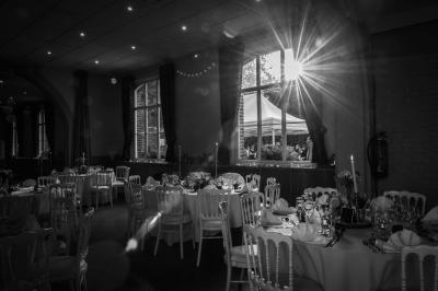 Roulés de crêpes garnis de saumon fumé, fromage frais et herbes, présentés avec des brins d'aneth.