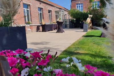Roulés de crêpes garnis de saumon fumé, fromage frais et herbes, présentés avec des brins d'aneth.