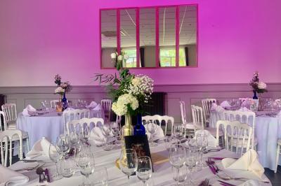 Roulés de crêpes garnis de saumon fumé, fromage frais et herbes, présentés avec des brins d'aneth.