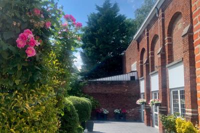 Roulés de crêpes garnis de saumon fumé, fromage frais et herbes, présentés avec des brins d'aneth.