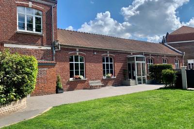 Roulés de crêpes garnis de saumon fumé, fromage frais et herbes, présentés avec des brins d'aneth.