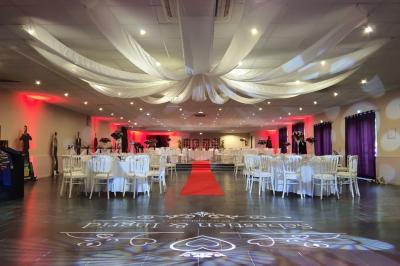 Roulés de crêpes garnis de saumon fumé, fromage frais et herbes, présentés avec des brins d'aneth.