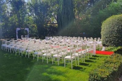 Roulés de crêpes garnis de saumon fumé, fromage frais et herbes, présentés avec des brins d'aneth.