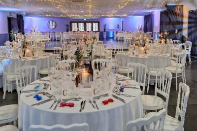 Roulés de crêpes garnis de saumon fumé, fromage frais et herbes, présentés avec des brins d'aneth.