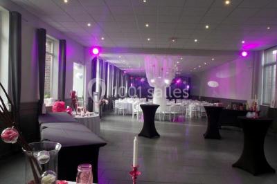 Roulés de crêpes garnis de saumon fumé, fromage frais et herbes, présentés avec des brins d'aneth.