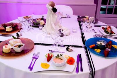 Roulés de crêpes garnis de saumon fumé, fromage frais et herbes, présentés avec des brins d'aneth.