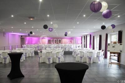 Roulés de crêpes garnis de saumon fumé, fromage frais et herbes, présentés avec des brins d'aneth.