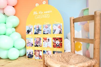 Table décorée avec des bougies torsadées, fleurs séchées et chemin de table rouge dans un cadre chaleureux.