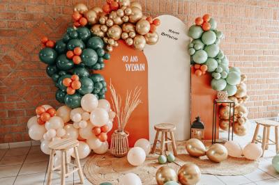 Table décorée avec des bougies torsadées, fleurs séchées et chemin de table rouge dans un cadre chaleureux.
