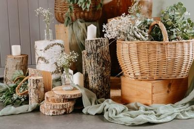 Table décorée avec des bougies torsadées, fleurs séchées et chemin de table rouge dans un cadre chaleureux.