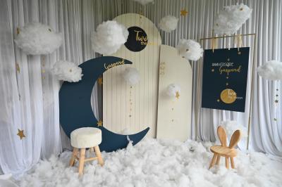 Table décorée avec des bougies torsadées, fleurs séchées et chemin de table rouge dans un cadre chaleureux.