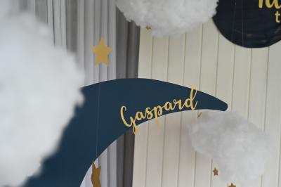 Table décorée avec des bougies torsadées, fleurs séchées et chemin de table rouge dans un cadre chaleureux.